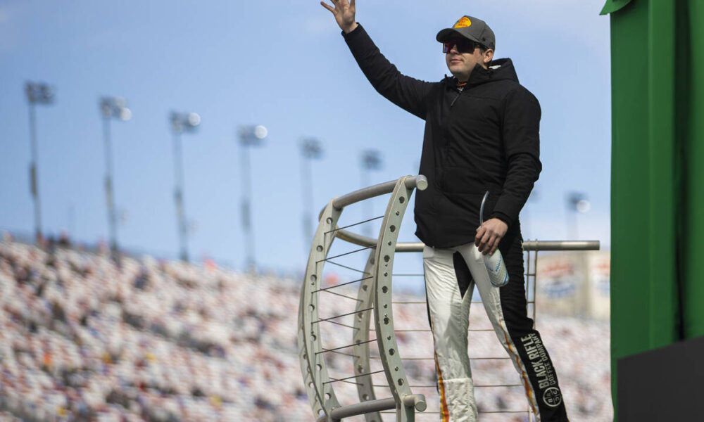 Las Vegan Noah Gragson loses lead, race on final restart