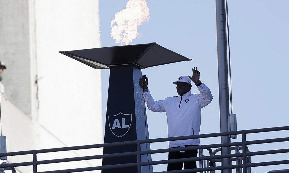 Raiders, Josh McDaniels, pay homage to Cliff Branch