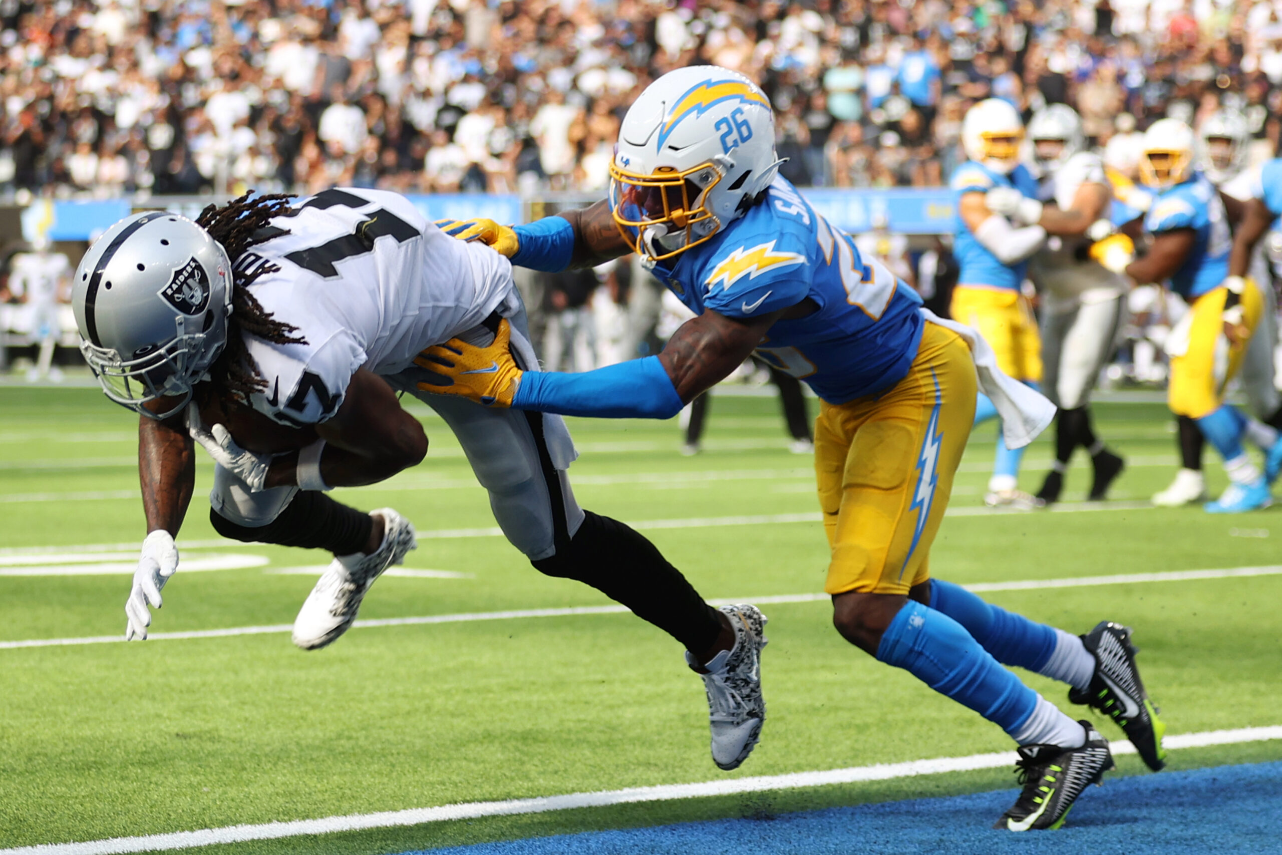 Raiders’ Davante Adams Scores First Touchdown In Team Debut – Fan Shotz