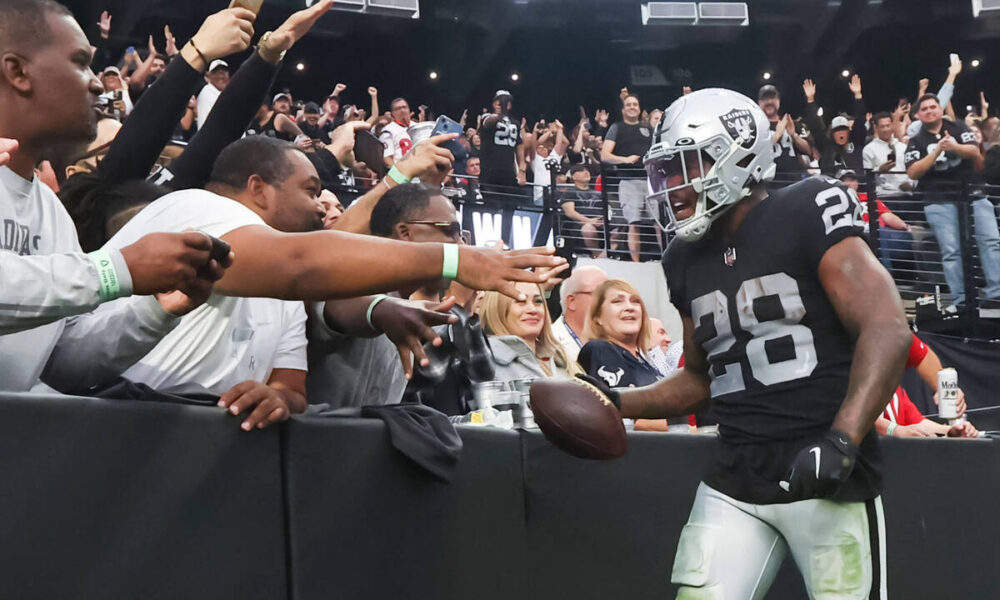 Raiders finish strong, pull away from Houston Texans