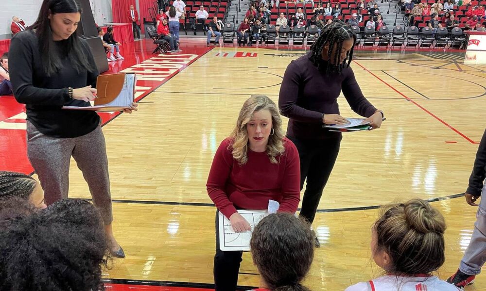 UNLV’s Lindy La Rocque returns as coach 8 days after giving birth