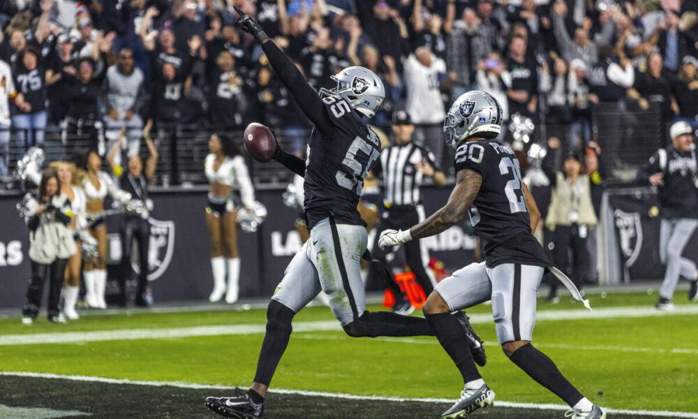 Raiders stun Patriots on final play with defensive TD off lateral