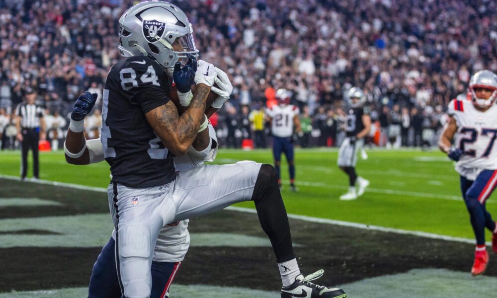 Raiders look to keep playoff hopes alive against Steelers