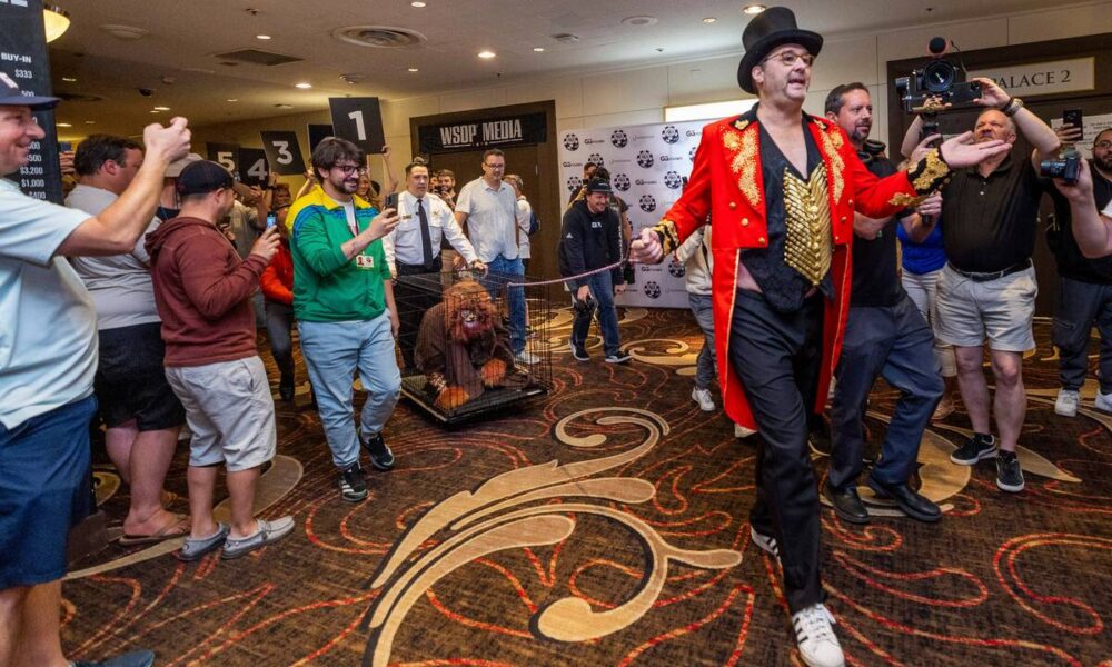 WSOP: Phil Hellmuth arrives at Main Event dressed as ‘Greatest Showman’