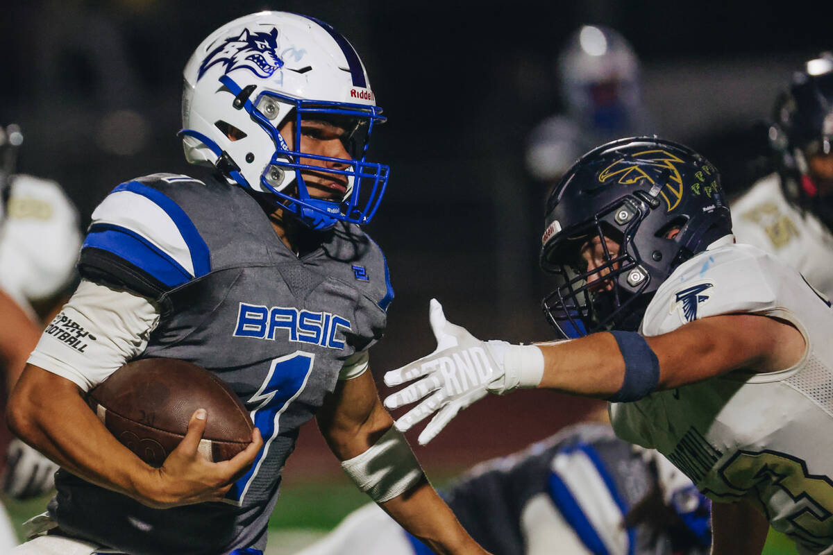 Basic football defeats Foothill behind Anthony Vega — PHOTOS