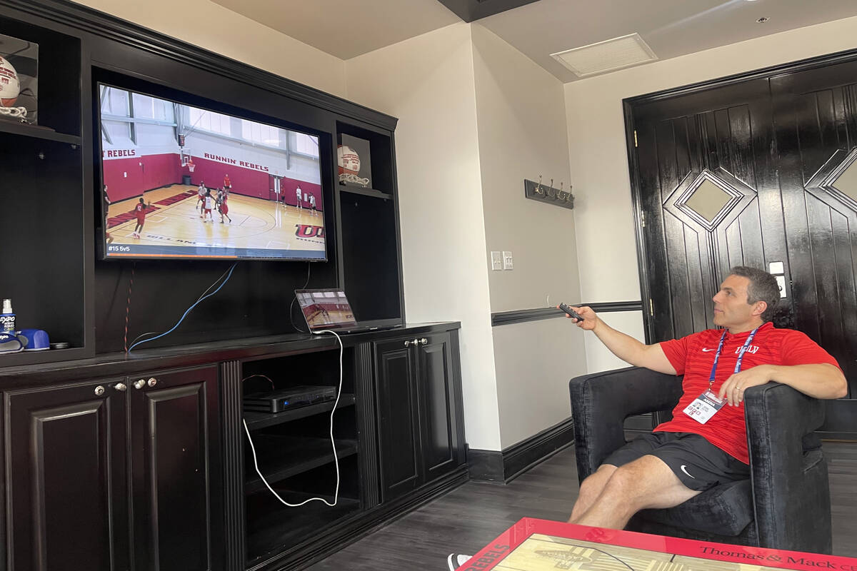 UNLV basketball’s Josh Pastner gives inside look as he analyzes practice film | UNLV Basketball | Sports