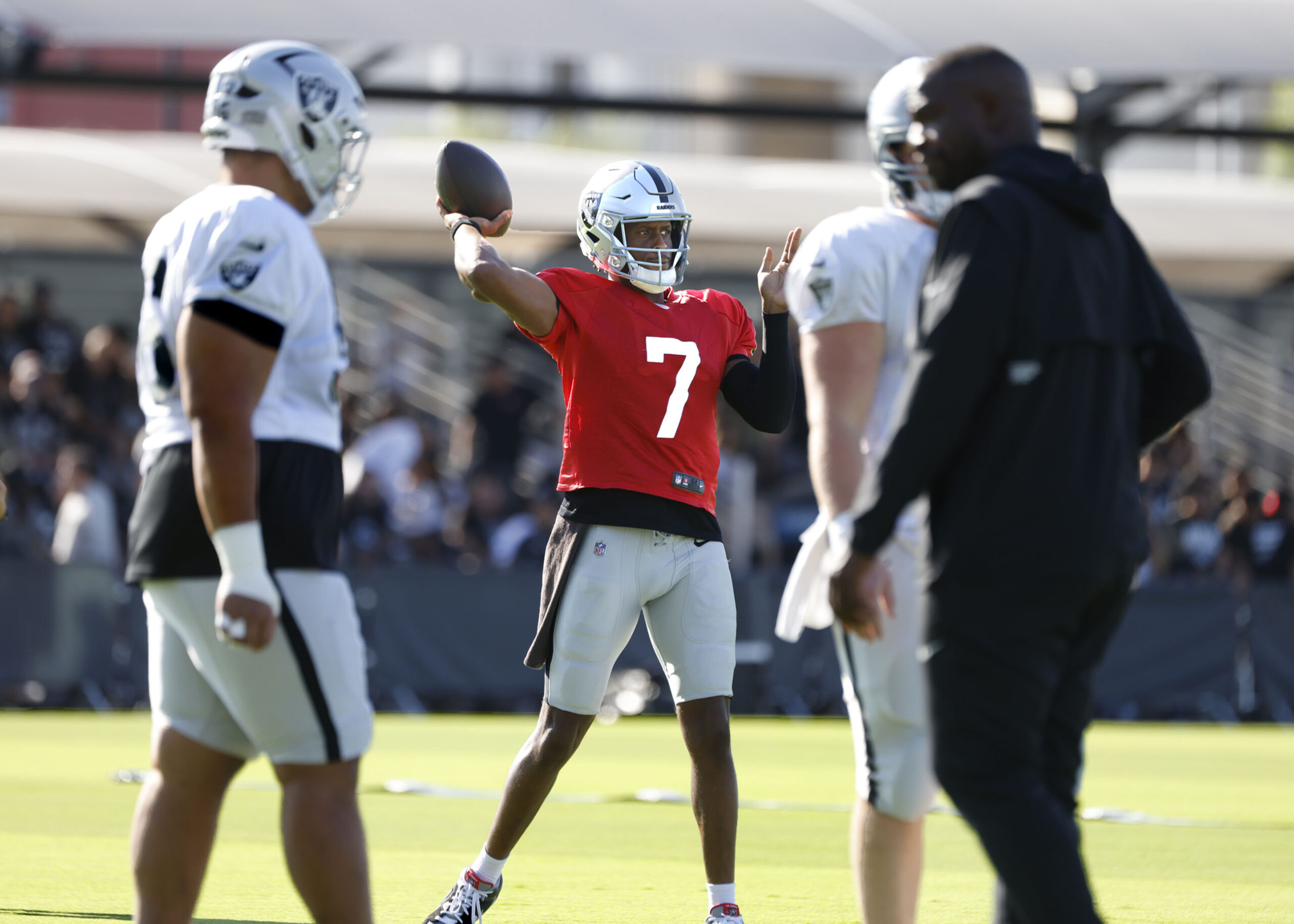 Raiders QB Geno Smith encourages Tre Tucker in joint practice with 49ers | Raiders News