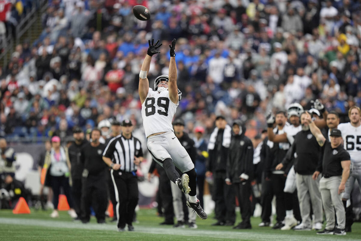Raiders’ Brock Bowers, Elandon Roberts left Patriots game with injuries | Raiders News