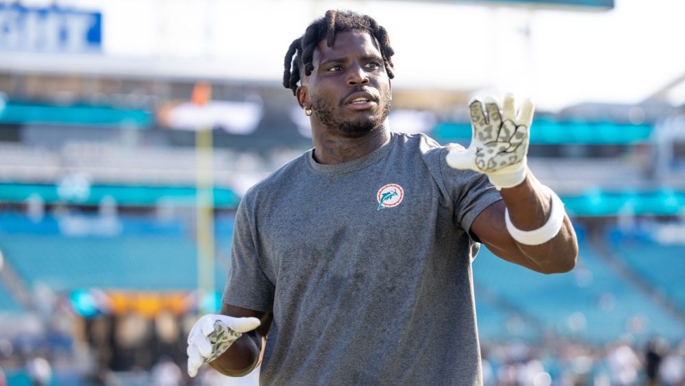 Dolphins WR Tyreek Hill undergoes surgery after suffering knee dislocation, ACL tear in game vs. Jets | KKGK, KLAV, KWWN, KRLV (LVSN)