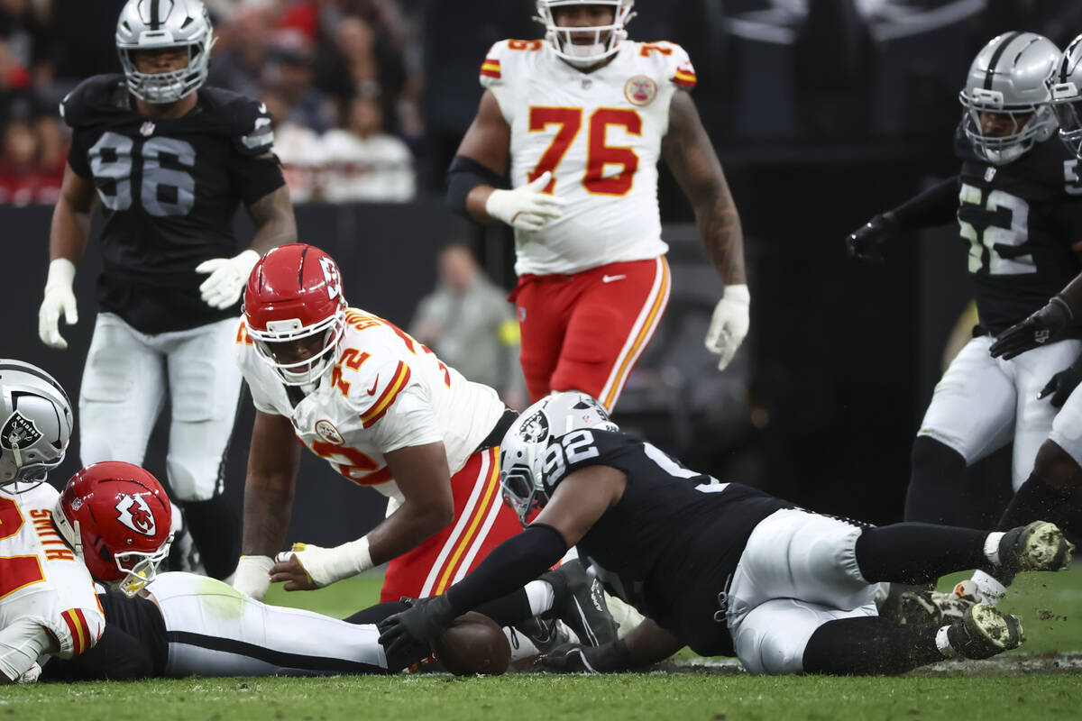 Carlson’s 60-yard field goal lifts Raiders past Chiefs in season finale