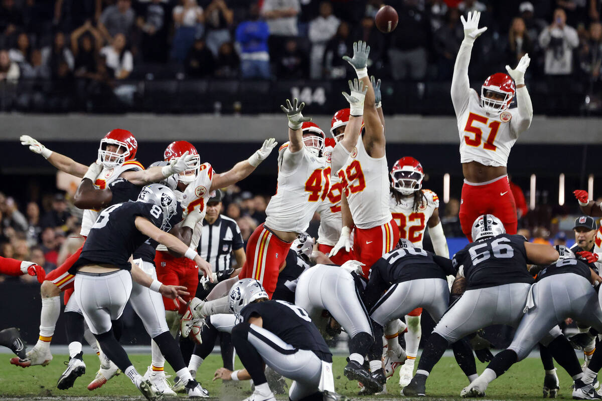 Carlson’s 60-Yard Field Goal Lifts Raiders Past Chiefs in Season Finale